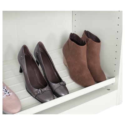 L’étagère blanche maintient les talons et les bottes marrons, ce qui les rend visibles et faciles d’accès.