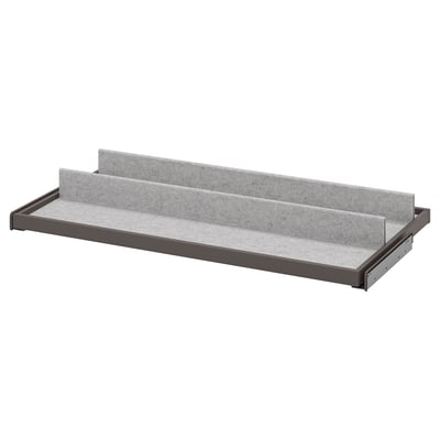 Un plateau coulissant KOMPLEMENT gris avec doublure en feutre pour organiser les articles dans une armoire.