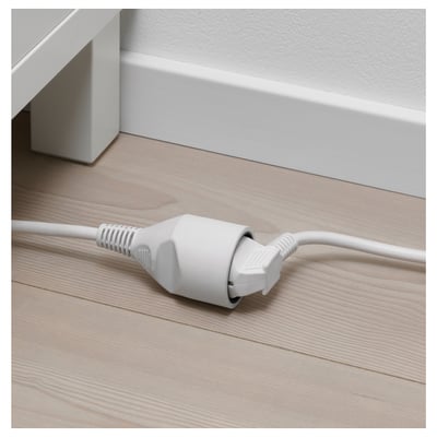 Rallonge blanche sur parquet. Fournit de l’énergie là où c’est nécessaire.