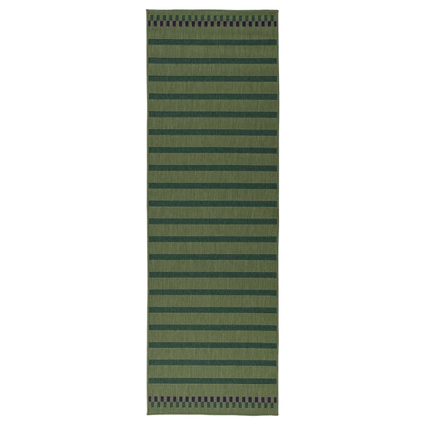 Un tapis KORSNING à rayures vertes et bleues, rectangulaire, en polypropylène.