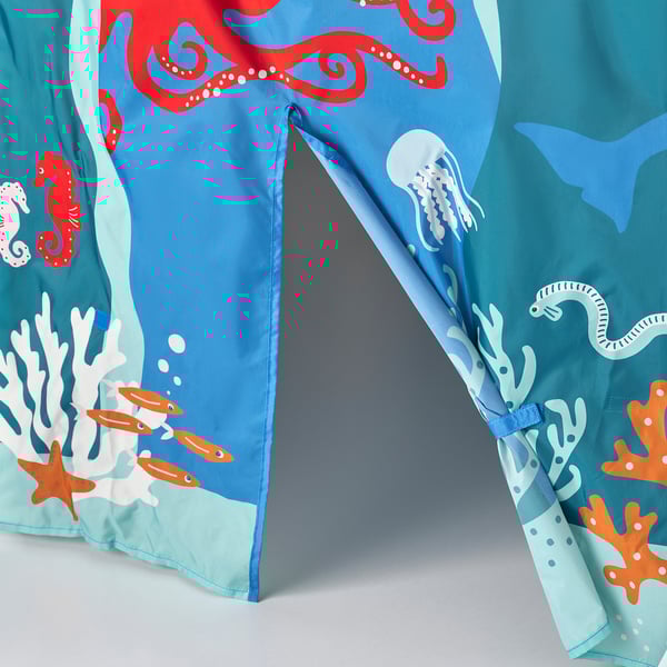 Tente de lit pour enfants sur le thème de l’océan, bleue avec des hippocampes, des poissons, des coraux, bien ajustée.