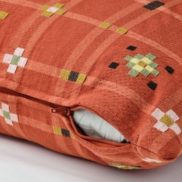 Housse de coussin rouge avec fermeture éclair, avec motif de ceinture de moine traditionnel, texture de coton tactile.