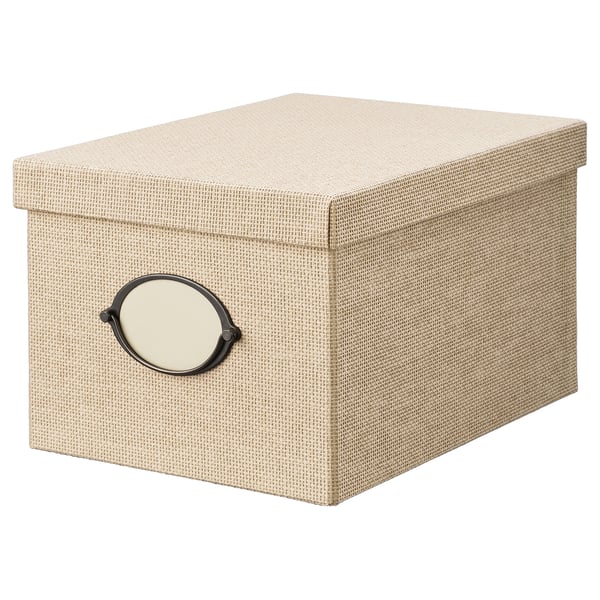 Boîte de rangement KVARNVIK, beige, rectangulaire avec papier tissé, poignée en métal, design élégant.