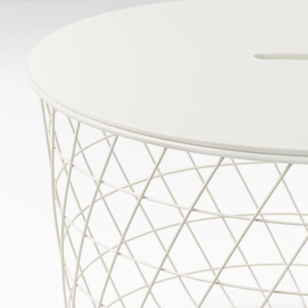 Gros plan de la table KVISTBRO blanche, plateau lisse, base en treillis métallique, design épuré.