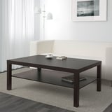 Salon moderne avec table basse bLACK, tasse, magazine.