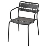 Une chaise noire LÄCKÖ avec une assise tissée, des accoudoirs et un cadre en acier thermolaqué. Il est conçu pour une utilisation en extérieur, durable et empilable.