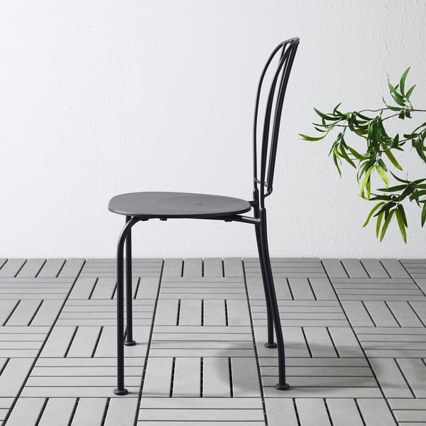 Chaise d’extérieur LÄCKÖ noire avec assise ronde et trou.