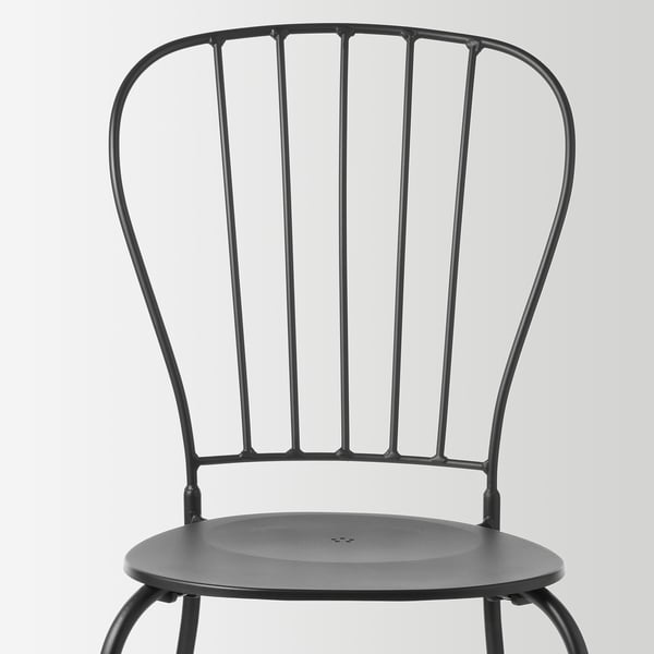 Chaise en métal noir avec dossier incurvé et assise ronde, finition thermolaquée de haute qualité.