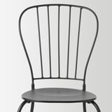 Chaise en métal noir avec dossier incurvé et assise ronde, finition thermolaquée de haute qualité.