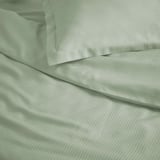 Parure de lit verte élégante avec motif subtil, tissu lyocell lisse et confortable.