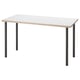 Table LAGKAPTEN. Plateau en bois clair, pieds en métal noir. Design moderne et rectangulaire. Utilisation intérieure/extérieure.