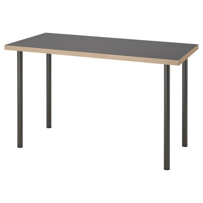 Bureau LAGKAPTEN, noir et gris, plateau rectangulaire, pieds robustes.