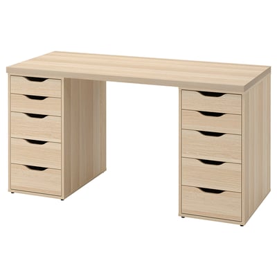 Un bureau en bois clair ikea LAGKAPTEN avec des tiroirs en bois clair. Il s’agit d’un design rectangulaire et minimaliste.