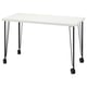 Représente une table rectangulaire blanche avec des pieds en métal terminés par des roulettes noires.