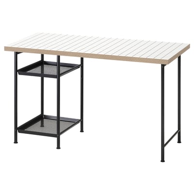 Bureau LAGKAPTEN, rectangulaire, plateau blanc, pieds en métal noir, étagères en maille.