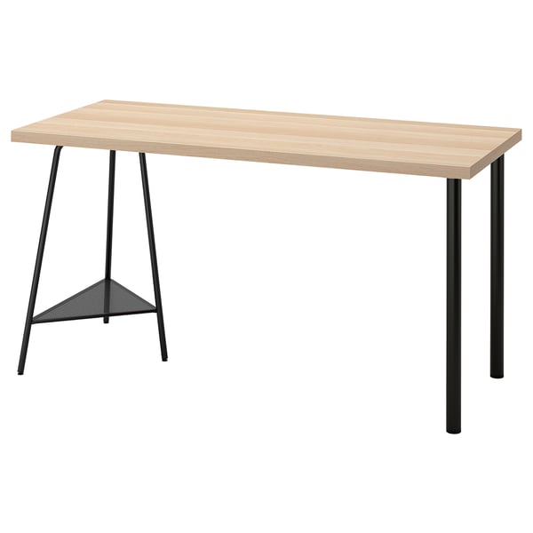 Un bureau LAGKAPTEN en finition chêne clair avec des pieds en métal noir, triangulaires et rectangulaires pour plus de stabilité.