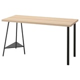 Un bureau LAGKAPTEN en finition chêne clair avec des pieds en métal noir, triangulaires et rectangulaires pour plus de stabilité.