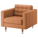 Fauteuil en cuir marron avec assise et dossier capitonnés, pieds chromés.