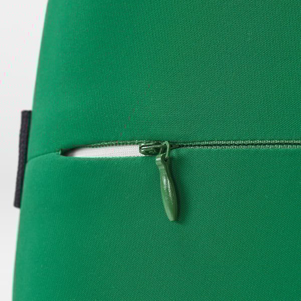 Gros plan de la fermeture éclair durable du coussin lombaire vert, montrant une construction robuste et des matériaux de qualité.