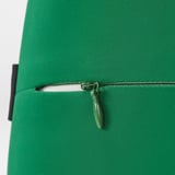 Gros plan de la fermeture éclair durable du coussin lombaire vert, montrant une construction robuste et des matériaux de qualité.