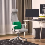 Coussin LÅNESPELARE vert sur chaise ergonomique dans une configuration de jeu avec bureau, moniteur et accessoires.