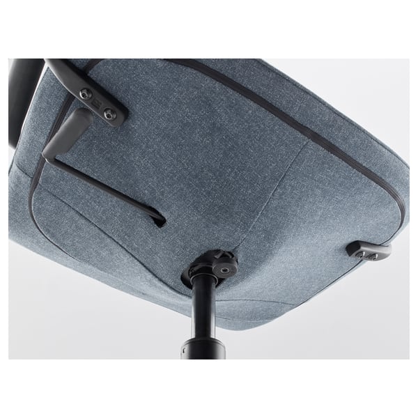 Gros plan d’une base de chaises de bureau modernes et d’un mécanisme d’assise. Tissu gris, base noire robuste, commandes de hauteur et d’inclinaison visibles.