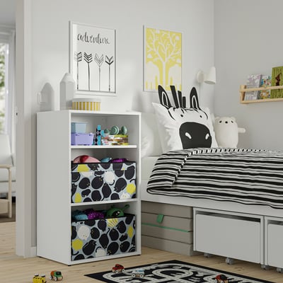 Chambre d’enfant avec rangement pour jouets LASTARE , literie zèbre, tapis noir/blanc, œuvres d’art colorées et voiture-jouet en bois.