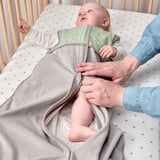 L’adulte zippe bébé dans un sac de couchage douillet dans le berceau. Assure un sommeil sûr et confortable.