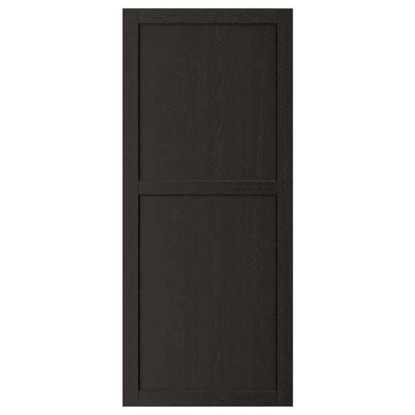 Porte en bois noir LERHYTTAN avec cadre en frêne massif et panneau de placage. Design rectangulaire traditionnel avec des bords biseautés.