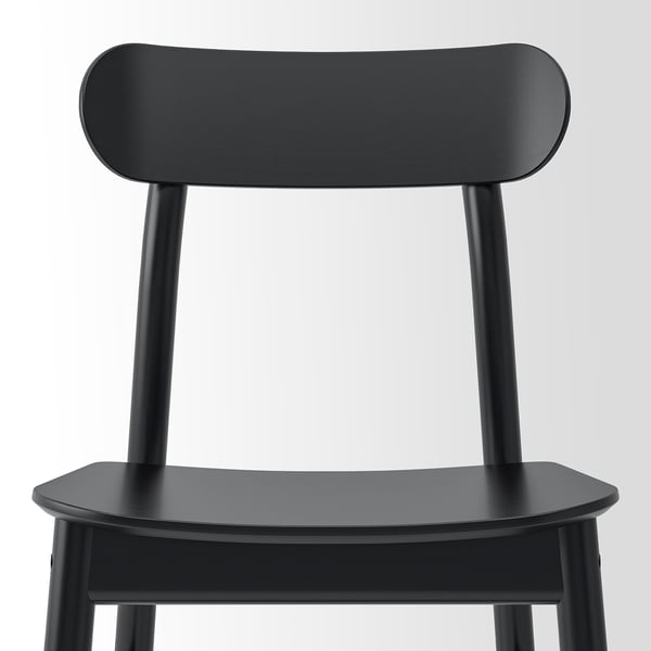 Chaise en bois noir avec dossier et assise lisses et incurvés, pieds robustes, design simple mais élégant.