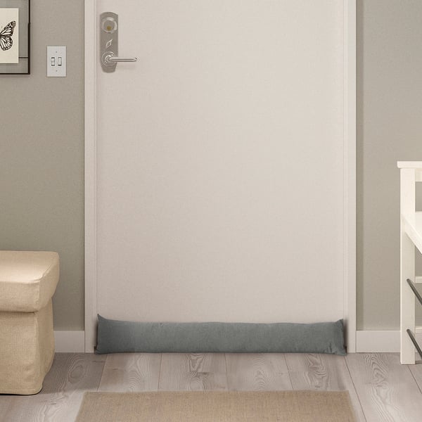 Butée de porte en polyester et coton recyclés gris LJUNGSNÄRJA, rectangulaire, s’adapte sous les portes, plus petite que les autres meubles.