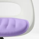 Gros plan de la chaise de bureau blanche avec siège rembourré. Chaise conçue pour le confort avec des matériaux lisses.