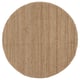 Option : Un tapis LOHALS circulaire dans des tons de jute naturels, avec un design texturé tissé à plat.