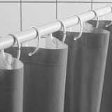 Rideau de douche noir avec anneaux blancs, hydrofuge, maintient la salle de bain au sec.