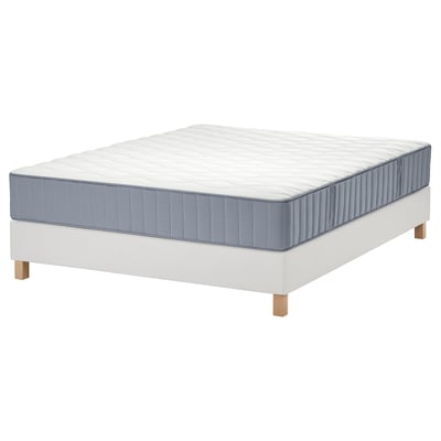 Lit LYNGÖR blanc avec matelas bleu-gris, rectangulaire, sur pieds en bois.