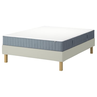 IKEA LYNGÖR : matelas bleu-gris sur fond beige, forme carrée avec pieds en bois.