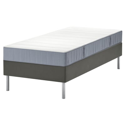 Matelas roulé IKEA LYNGÖR gris avec pieds en métal.