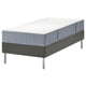 Lit LYNGÖR gris avec matelas blanc. Des pieds en acier robustes le soutiennent, avec un design moderne et minimaliste.