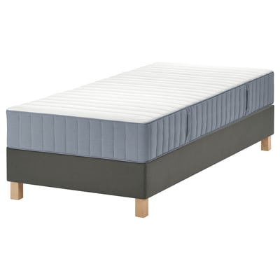 Un sommier LYNGÖR gris avec un matelas valevåg assorti, doté de ressorts ensachés et de cinq zones de confort.