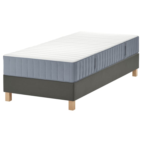 Parure de matelas LYNGÖR, grise, avec pieds en bois, de forme rectangulaire.
