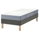 Matelas en mousse grise IKEA LYNGÖR sur cadre en bois, rectangulaire.