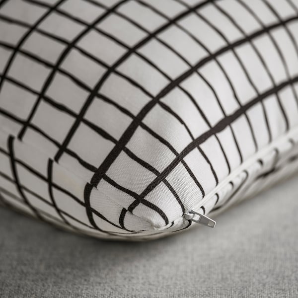 Oreiller à carreaux noir et blanc avec fermeture éclair ; Fabriqué à partir de polyester recyclé
