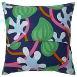 Coussin carré vert MÄVINN, brodé de feuillages colorés, principalement verts et bleus, fait à la main avec du coton.