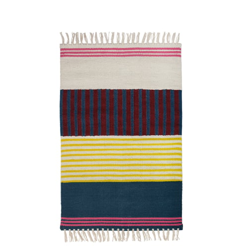 Tapis tissé à la main MÄVINN : rayures multicolores sur jute naturel, rectangulaires avec bords à franges.