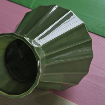 Vase en grès géométrique vert aux arêtes vives, fabriqué à la main par des artisans. Décoratif avec ou sans fleurs.