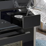 Four moderne avec fonction vapeur, distributeur d’eau visible versant de la vapeur.