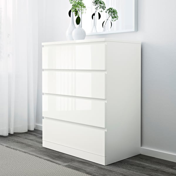 Commode MALM blanche avec 4 tiroirs lisses. Design élégant et minimaliste. Coffre-fort avec support mural.