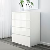 Commode MALM blanche avec 4 tiroirs lisses. Design élégant et minimaliste. Coffre-fort avec support mural.