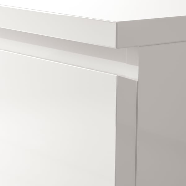 Coffre MALM blanc minimaliste avec des bords élégants et lisses, une construction de qualité, prêt pour un montage mural.