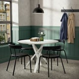 Chambre confortable avec table mariam et chaises noires près de la fenêtre. Deux manteaux pendent, le luminaire ajoute une touche moderne.